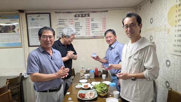 속초재향경우회(회장 박윤재)는 8월 6일 속초경찰서에서 최근 퇴직하고 경우회에 가입한 신입회원을 시내 음식점으로 초청해 환영오찬회를 가졌다.