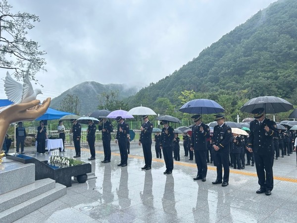 신임경찰관 제317기 152명이 12일 의령 4.26추모공원을 참배했다. (사진=경남경찰청 제공)