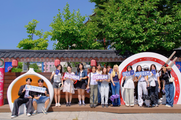 인천 개항장에서 열린 청년 한중문화 탐방 프로그램 참가자들이 기념촬영을 하고 있다.(사진=인천광역시)