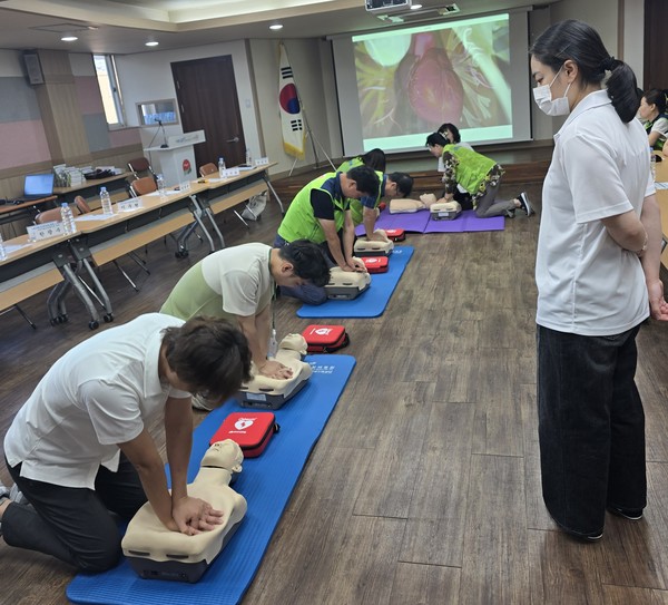 인천시 중구 신흥동 지역사회보장협의체가 협의체 위원들을 대상으로 '심페소생술 교육'을 실시하고 있다.  