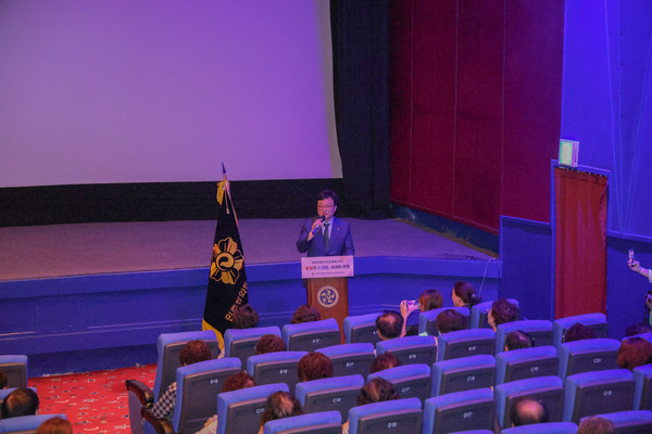 전승호 회장이 개회사를  하고 있다.