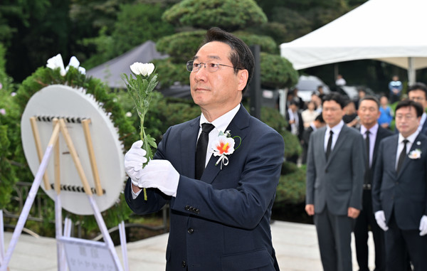 유정복 인천광역시장이 15일 제80주년 광복절을 맞아 수봉공원 현충탑에서 헌화와 분향을 하고 있다.
