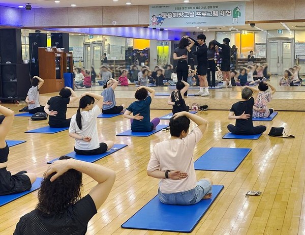 인천 삼산월드체육관이 자체 전문 인력을 활용한 ‘통증 예방 교실’ 프로그램을 운영하고 있다.(사진=인천시)
