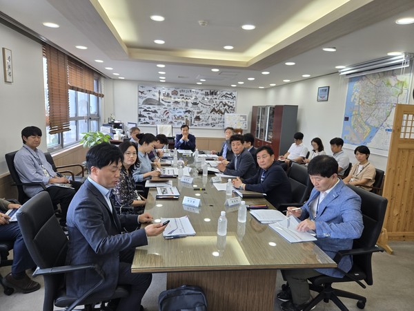 인천시가 지구단위계획 재정비와 경관상세계획 수립 등 추진 '원도심 활성화 방안 모색 보고회'를 진행하고 있다.