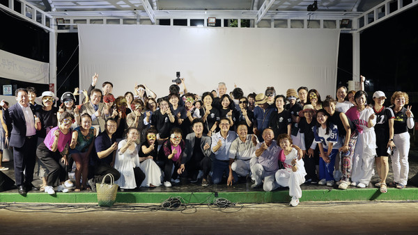 제26회 무의도 셋째 공주와 호랑이 춤 축제’에서 기념촬여을 하고 있다.(사진=인천중구청)