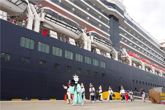 강원관광재단(대표이사 최성현)은 오는 9월 6일 오전 9시, 이탈리아 코스타 크루즈 소속 11만 톤급 대형 크루즈선 ‘코스타 세레나호의 속초항 국제크루즈터미널에 입항함에 따라 승객을 위한 환대행사를 진행한다고 밝혔다.(자료사진=강원특별자치도 제공)