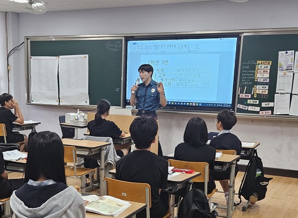 청주청원경찰서는 8월 28일 오전10시 40분 각리중학교를 방문해 1학년 450명을 대상으로 학교폭력 근절ㆍ예방을 위한 특별예방교육을 실시했다.(사진=청주청원경찰서 제공)
