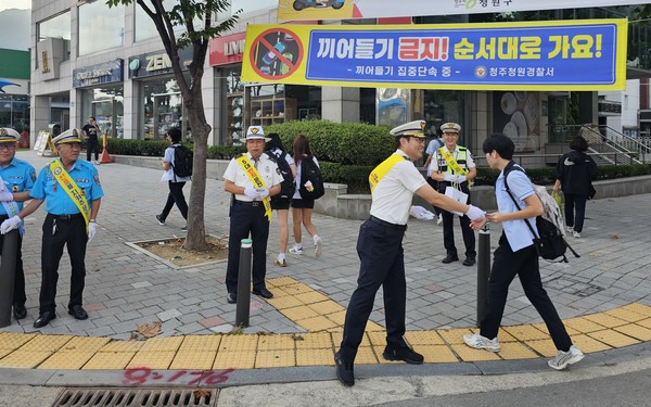 청주청원경찰서는 8월 27일 오전 7시 50분부터 오전 9시까지청주시 청원구 청주대학교 사거리 앞 일대에서 청원 모범운전자회(회장 차영환)등 40여명과 함께, 5대 반칙운전 근절을 위한 캠페인을 실시했다.(사진=청주청원경찰서 제공)