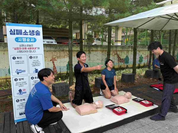 인천중구시설관리공단이 관내 어린이 물놀이시설(해양광장 및 운남근린공원 어린이물놀이장)에서 안전사고 예방 및 신속한 대응 역량 강화를 위한 응급처치 교육을 진행하고 있다.(사진=인천중구청)