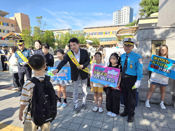 강원특별자치도(도지사 김진태)는 9월 3일(수) 오전 8시 30분 원주 버들초등학교 정문 앞에서 개학기를 맞아 어린이들의 안전한 등굣길을 지키기 위한 「어린이 교통안전 캠페인」을 전개했다.(사진=강원특별자치도 제공)