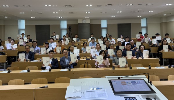 인천광역시가 9월 5일 인하대학교 60주년 기념관 201호 강의실에서 ‘2025년 인천 도시정비사업 시민 아카데미 전문과정’ 개강식에서 교육생들이 전문과정 강의 교재를 들고 단체 기념촬영을 하고 있다.(사진=인천광역시)
