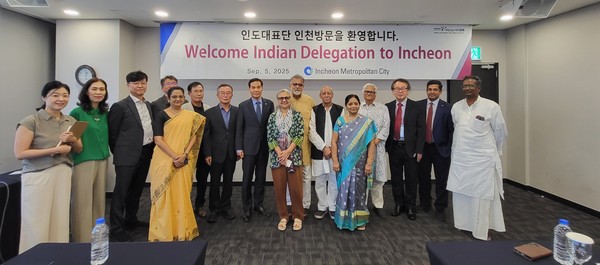 간디 후손과 인도 평화 지도자들, 한국의 석학 및 시민이 함께 하는 ‘2025 인천국제평화콘퍼런스’에서 기념촬영하고 있다.