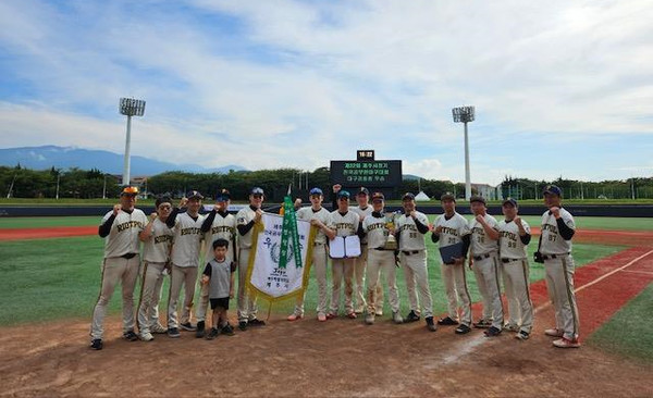 대구경찰청 경찰관 야구팀 ‘라이어트 폴리스’가 제22회 제주시장기 전국공무원야구대회에서 우승을 차지했다. (사진=대구경찰청 라이어트 폴리스 제공)