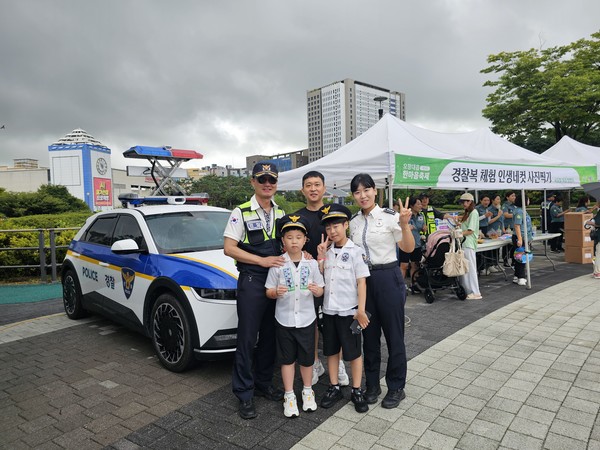 청주청원경찰서는 9월 7일 제5회 오창 한마음축제를 맞아 청주시 청원구 오창 문화 휴식공원에서 어린이들을 대상으로 경찰 복장 체험 및 순찰차 탑승 체험을 통해 경찰 업무에 관한 이해도를 높이는 교통안전 체험을 실시했다.(사진=청주청원경찰서 제공)