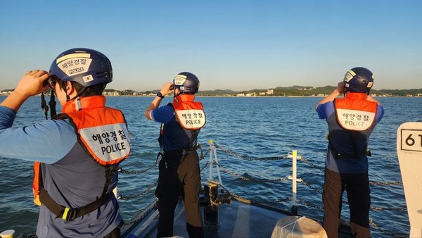 실종된 A 경장을 찾기위해 수색중인 해양경찰관들의 모습 (사진=인천해양경찰서 제공)