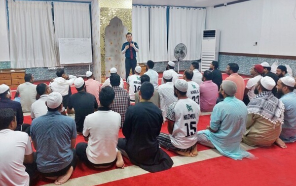 영천경찰서(서장 오용석)는 최근 잇따라 발생한 어린이 대상 납치·유인 미수 사건과 관련해 외국인 근로자를 대상으로 예방 교육을 실시했다. (사진=영천경찰서 제공)