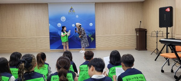 청주상당경찰서는 9월 17일, 청주시 상당구 용암동 소재 상당초등학교에서 전교생을 대상으로 아동 안전 강화를 위한 유괴 예방 시뮬레이션 교육을 실시했다.(사진=청주상당경찰서 제공)