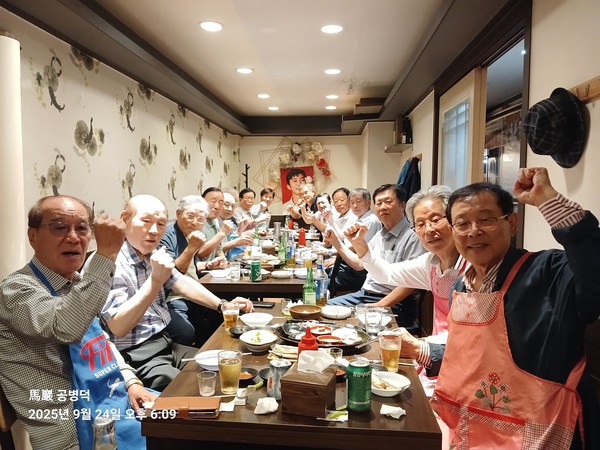 인천충의회가 9월 24일 ‘2025년도 3/4분기 정례 모임’을 갖고 기념 촬영하고 있다.(사진=인천충의회).