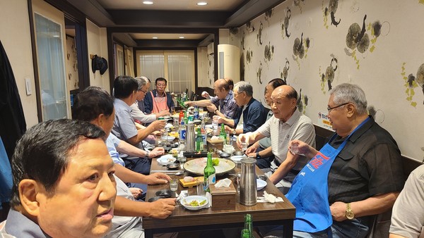 인천충의회원들이 만찬을 즐기며 환담하고 있다.