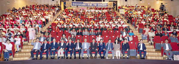 인천 중구가 ‘2025년도 중구 주민자치센터 프로그램 경연대회'를 갖고 기념촬영을 하고 있다.