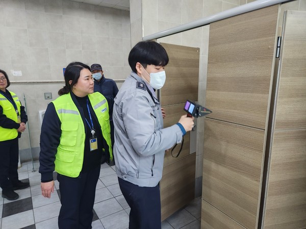    천안서북경찰서, 공중화장실에 대한 불법 카메라 설치 여부를 합동으로 점검하고 있다.