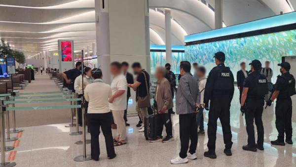 인천공항 탑승구에서 경찰들이 검문검색하는 모습 (사진=인천국제공항경찰단 제공)