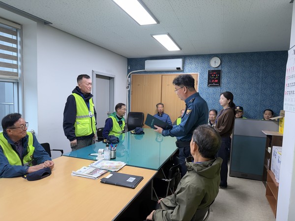 최현석 강원경찰청장의 아동안전시민상을 고정윤 영랑지구대장이 황광원 지킴이에게 전달하고 있다.(사진=속초경찰서 제공)