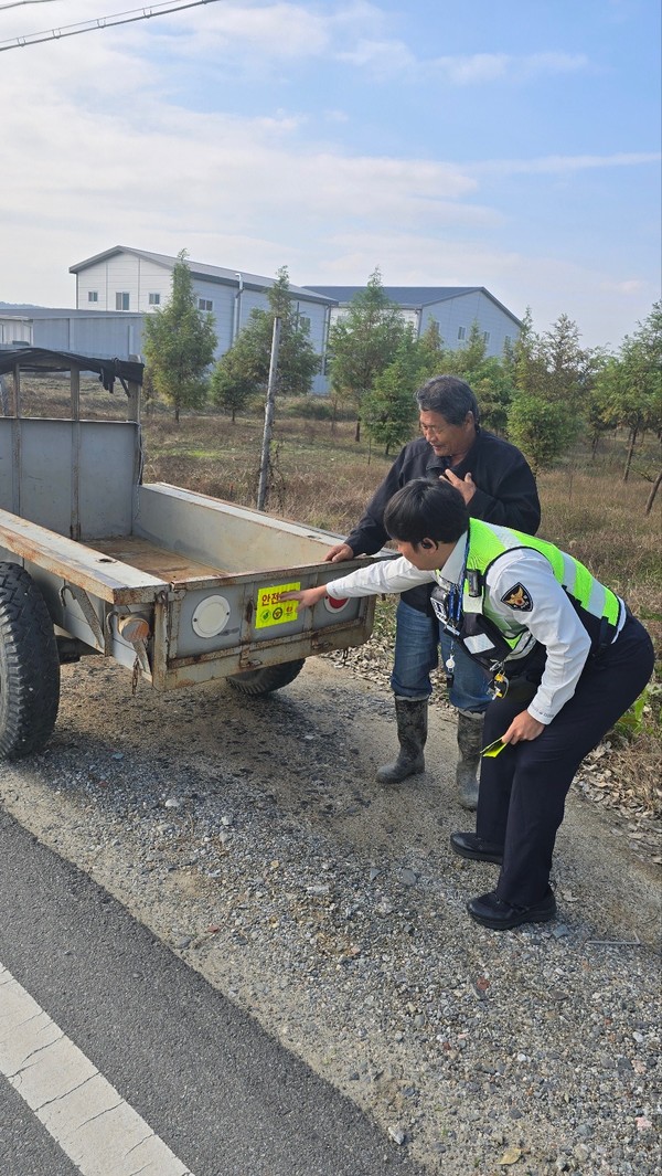 청주상당경찰서는 10월 20일 청주시 남일면과 가덕면 일원에서『찾아가는 농번기 교통안전 캠페인』을 실시했다.(사진=청주상당경찰서 제공)