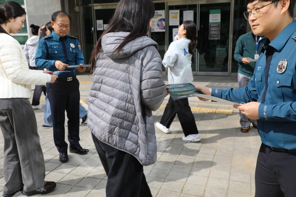 청주청원경찰서는 10월 23일 충북보건과학대학교와 함께 “고수익 미끼 해외취업사기 예방 합동 캠페인”을 실시했다.(사진=청주청원경찰서 제공)