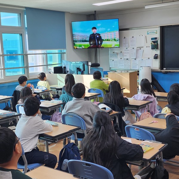 청주상당경찰서는 아동을 대상으로 하는 유괴 범죄예방을 위해 10월 22일 청주 수곡초등학교에서 전교생(약 410명)을 대상으로 ‘아동 유괴 범죄예방’ 교육을 실시했다.(사진=청주상당경찰서 제공)