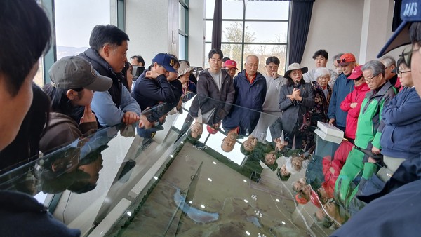 안보순례에 참가한 인천광역시 경우회원들이 철원평화전망대 상황판을 살펴보고 있다. 