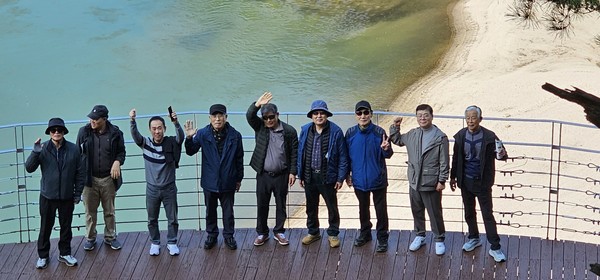 철원 주상절리 잔도길 트레킹을 마치며 포즈를 취하고 있는 인천시 경우들! 한껏 즐겁기만하다.