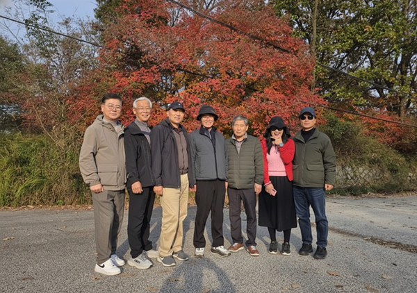 김영열 회장과 지역회장, 자문위원들이 가을의 정취를 배경으로 기념촬영하고 있다.