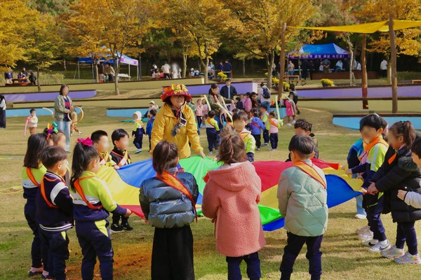 인천시설공단이 청라국제도시 노을공원에서 어린이집, 유치원 대상 「가을아 놀자, 노을로 소풍 가자!」 숲 체험 프로그램 을 실시하고 있다.(사진=인천시설공단)