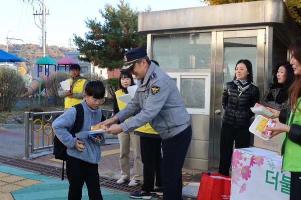 인천강화경찰서가 등‧하굣길 환경 조성을 위해 '범죄예방 홍보‧캠페인'을 벌이고 있다.(사진=인천강화경찰서)