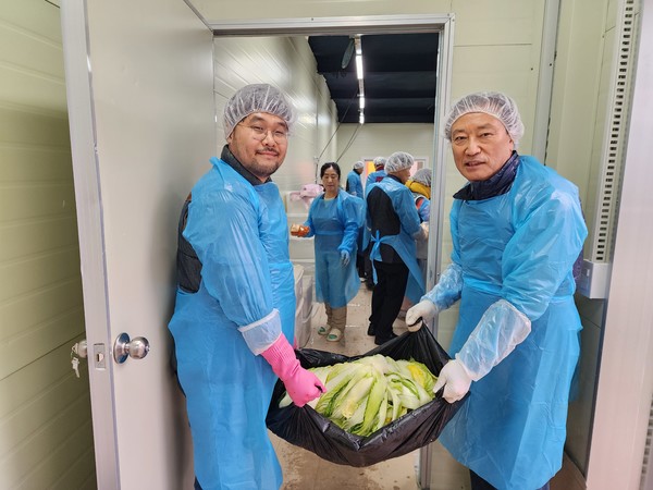 사랑의  김치나눔봉사  무거운것은 남자분들이 맡아 김치를 이동 하면서 기념촬영