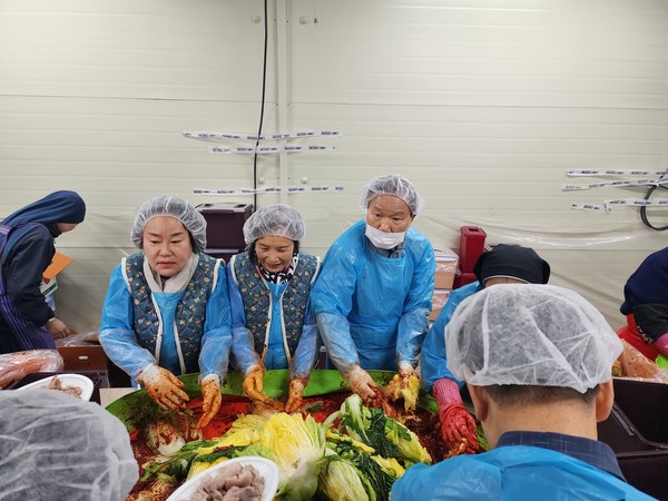 김치담그기 본격적으로 시작하여 양념을 넣고 있는 장면 사진