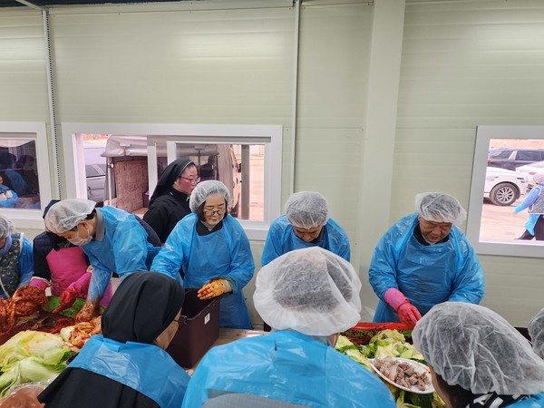 김치를 영심히 담그는 모습 사진