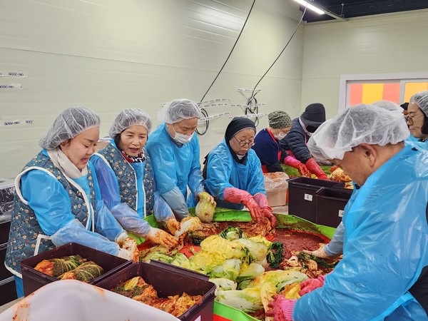 성심성의것 김치를 담그고 계시는 모습 사진