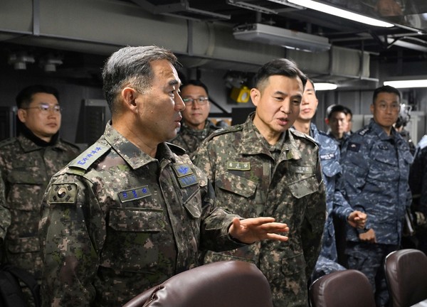 진영승 합참의장은 12월 15일 강원 22사단, 1함대사, 8전투비행단 예하부대 현장을 방문해 작전태세를 점검하고, 혹한의 기상 속에서도 임무수행에 매진하고 있는 장병들을 격려했다.(사진=합참본부 제공)