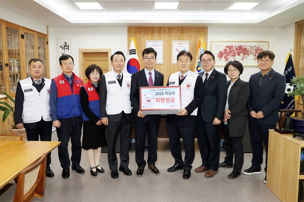 충청북도교육청(교육감 윤건영)은 12월 17일 교육감실에서 대한적십자사 충북지사(회장 장현봉)에 2026년 적십자 특별회비를 전달했다.(사진=충북교육청 제공)