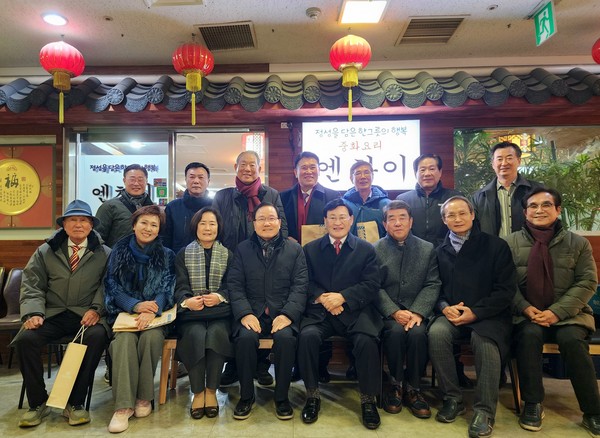 25년 송년회 참석한 임원님들 만찬 마치고 기념촬영