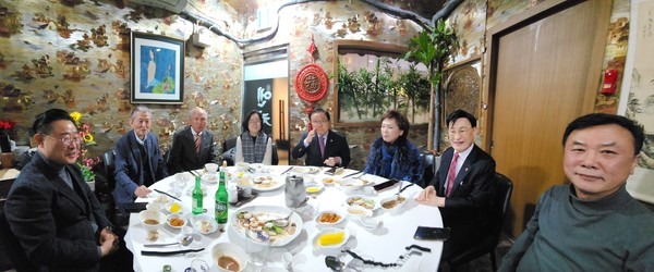 식사전  기념촬영