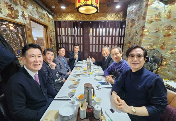 식사전  기념촬영