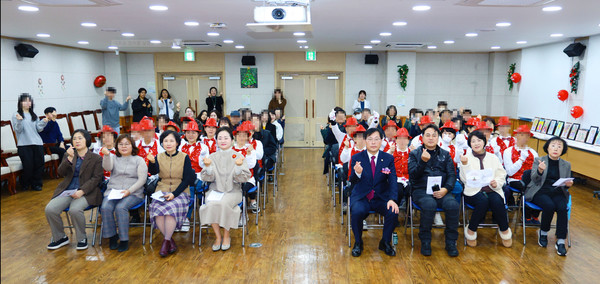 인천시 중구가 구립 치매전담형 주간보호센터 ‘건강마실터’의 발자취를 돌아보는 송년회를 개최하고 있다.