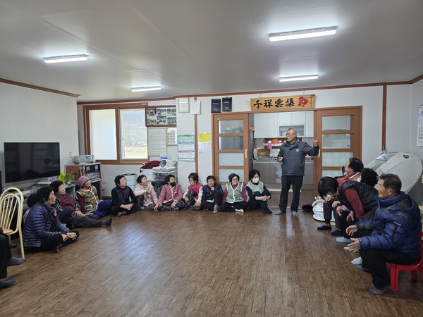 속초경찰서(서장 심명섭)에서 운영 중인 고령자 교통사고 예방을 위한 ‘어르신 교통안전반장’들의 활동이 기대 이상으로 활발한 모습이다.