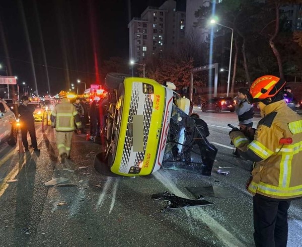 강원 원주 도심에서 승용차와 충돌해  전도된 119구급차 (사진=원주소방서 제공)