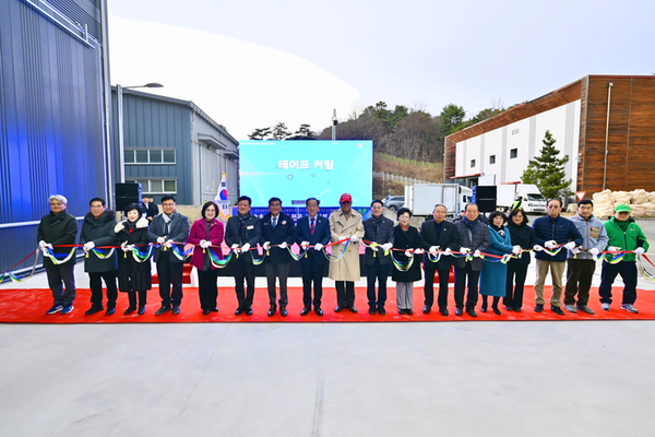 속초시는 12월 23일 속초시 방축길 56 일원에 새롭게 설치된 ‘폐비닐 전문 선별시설’의 준공식을 열었다.(사진=속초시 제공)