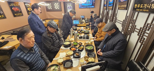 김성회 자문위원장이 '식사 및 축복기도'를 올리고 있다.