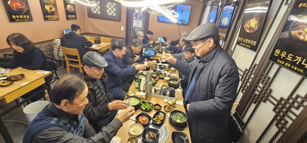 인천광역시재향경우회 원로 회원들이 간담회를 마치고 오찬을 나누며 환당하고 있다.